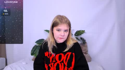 Snapshot of mina27372 chatting on 4, 3, 2025 hi Im Mina online show from 4, 3, 2025