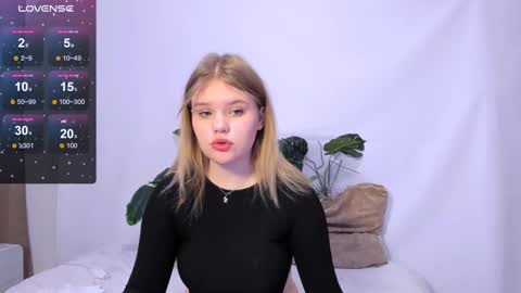 Snapshot of mina27372 chatting on 5, 3, 2025 hi Im Mina online show from 5, 3, 2025