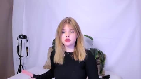 Snapshot of mina27372 chatting on 5, 3, 2025 hi Im Mina online show from 5, 3, 2025