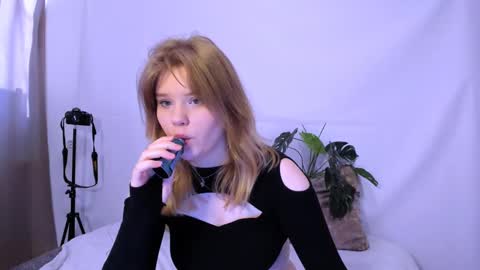 Snapshot of mina27372 chatting on 8, 3, 2025 hi Im Mina online show from 8, 3, 2025