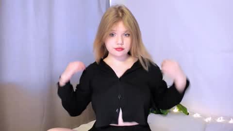 Snapshot of mina27372 chatting on 9, 3, 2025 hi Im Mina online show from 9, 3, 2025