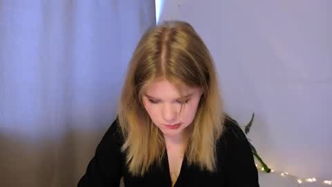 Snapshot of mina27372 chatting on 10, 3, 2025 hi Im Mina online show from 10, 3, 2025