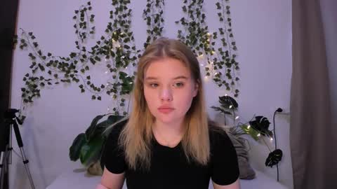 Snapshot of mina27372 chatting on 12, 3, 2025 hi Im Mina online show from 12, 3, 2025