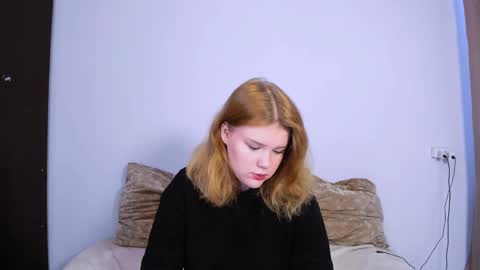 Snapshot of mina27372 chatting on 11, 9, 2025 hi Im Mina online show from 11, 9, 2025