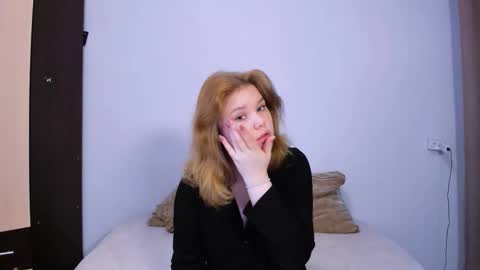 Snapshot of mina27372 chatting on 15, 9, 2025 hi Im Mina online show from 15, 9, 2025