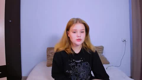 Snapshot of mina27372 chatting on 12, 10, 2025 hi Im Mina online show from 12, 10, 2025