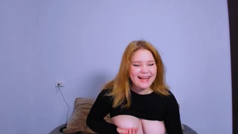 Snapshot of mina27372 chatting on 12, 10, 2025 hi Im Mina online show from 12, 10, 2025