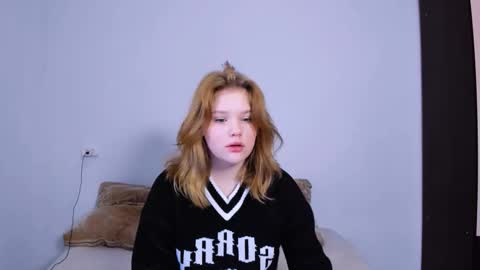 Snapshot of mina27372 chatting on 15, 10, 2025 hi Im Mina online show from 15, 10, 2025