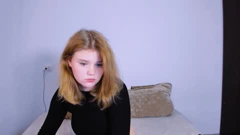 Snapshot of mina27372 chatting on 18, 10, 2025 hi Im Mina online show from 18, 10, 2025