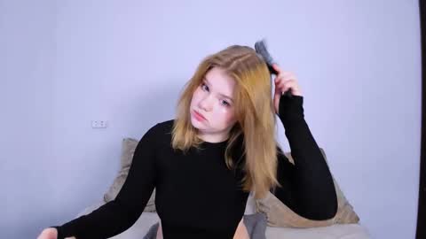 Snapshot of mina27372 chatting on 21, 10, 2025 hi Im Mina online show from 21, 10, 2025