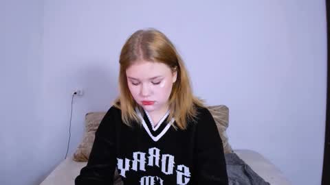 Snapshot of mina27372 chatting on 22, 10, 2025 hi Im Mina online show from 22, 10, 2025