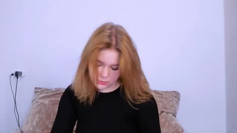 Snapshot of mina27372 chatting on 26, 10, 2025 hi Im Mina online show from 26, 10, 2025