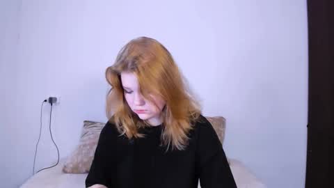 Snapshot of mina27372 chatting on 27, 10, 2025 hi Im Mina online show from 27, 10, 2025