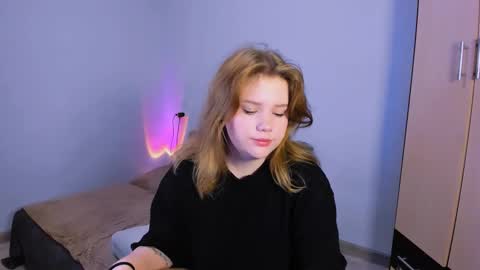 Snapshot of mina27372 chatting on 8, 11, 2025 hi Im Mina online show from 8, 11, 2025