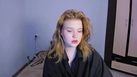 Snapshot of mina27372 chatting on 21, 11, 2025 hi Im Mina online show from 21, 11, 2025