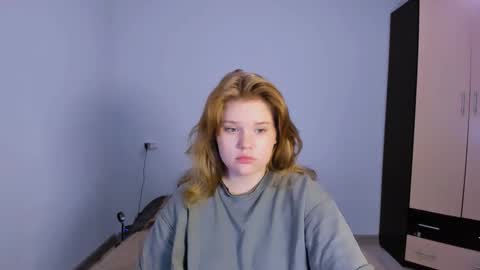 Snapshot of mina27372 chatting on 22, 11, 2025 hi Im Mina online show from 22, 11, 2025