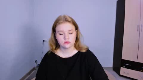 Snapshot of mina27372 chatting on 24, 11, 2025 hi Im Mina online show from 24, 11, 2025