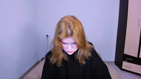 Snapshot of mina27372 chatting on 26, 11, 2025 hi Im Mina online show from 26, 11, 2025