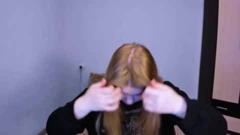 Snapshot of mina27372 chatting on 27, 11, 2025 hi Im Mina online show from 27, 11, 2025