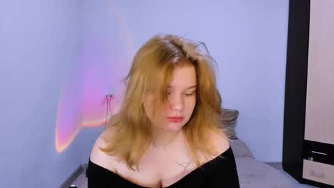 Snapshot of mina27372 chatting on 30, 11, 2025 hi Im Mina online show from 30, 11, 2025