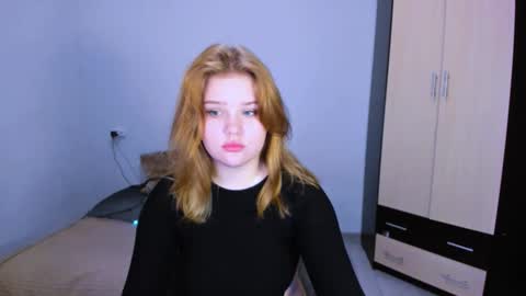 Snapshot of mina27372 chatting on 3, 12, 2025 hi Im Mina online show from 3, 12, 2025