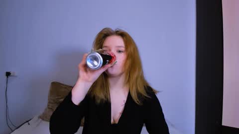 Snapshot of mina27372 chatting on 17, 12, 2025 hi Im Mina online show from 17, 12, 2025