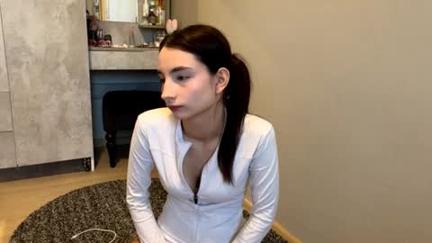 Snapshot of minhblomme chatting on 6, 10, 2025 Emilia online show from 6, 10, 2025