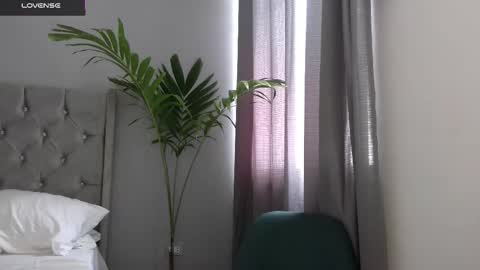 Snapshot of minikunis chatting on 20, 10, 2025 Mini Mila Kunis ft Ashton Katchero. Follow me to stay in touch online show from 20, 10, 2025