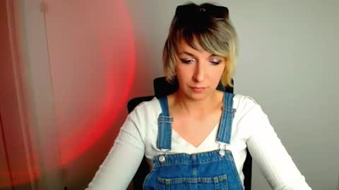 Snapshot of mishelle_blondie chatting on 3, 5, 2026 Mishelle online show from 3, 5, 2026
