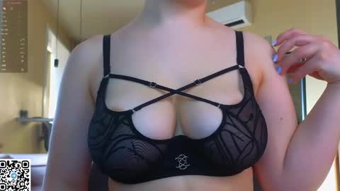 Snapshot of miss_bubbles chatting on 17, 4, 2026 Sandy online show from 17, 4, 2026