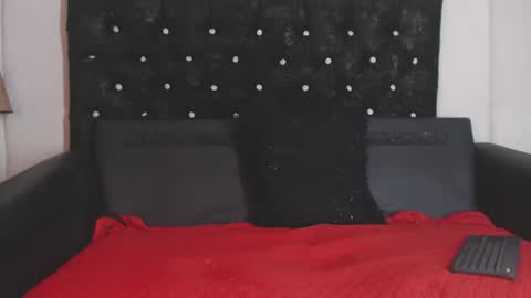 miss_evans_ online show from 27, 7, 2026