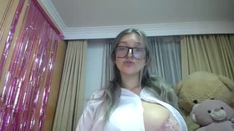 Snapshot of miss_lilieth chatting on 17, 12, 2024 lilieth online show from 17, 12, 2024