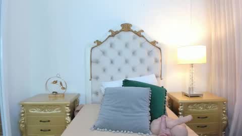 miss vivienne online show from 4, 12, 2025