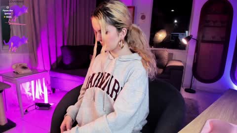 Chloe freelance model Please your thumbs up are important  online show from 3, 1, 2025