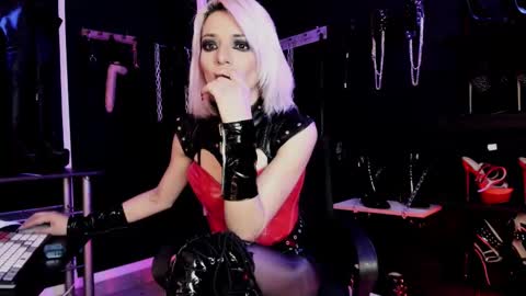 Missdarklady online show from 17, 10, 2025