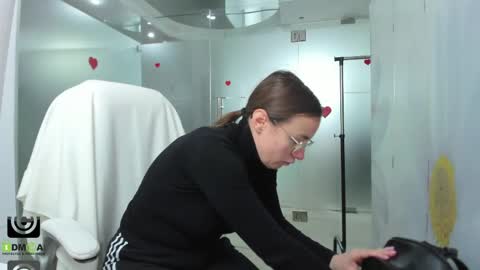 Miss Domina online show from 8, 4, 2026