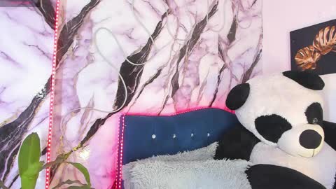 kassandra lazcano online show from 18, 4, 2026