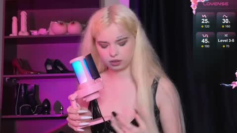Snapshot of missslola chatting on 6, 12, 2024 Misss Lola Angel online show from 6, 12, 2024