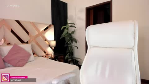 Fernanda Davila online show from 13, 4, 2026