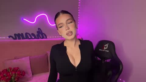 Snapshot of mistress_of_hearts chatting on 6, 11, 2025 Mia online show from 6, 11, 2025