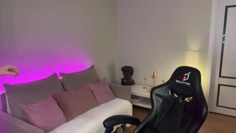 Snapshot of mistress_of_hearts chatting on 5, 12, 2025 Mia online show from 5, 12, 2025