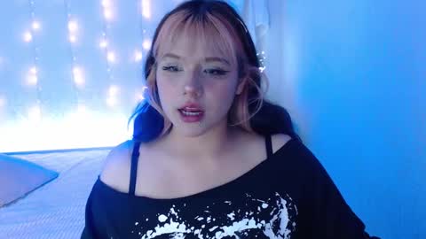 Snapshot of mixie_cute chatting on 4, 12, 2024 mixie_cute online show from 4, 12, 2024