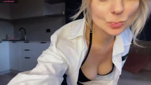 Snapshot of molly_beauti chatting on 11, 5, 2026 Molly online show from 11, 5, 2026
