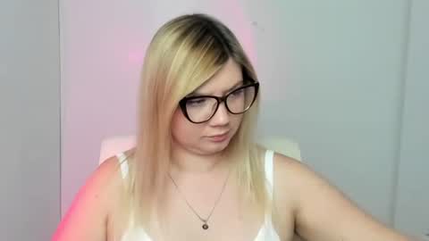 Snapshot of molly_moree chatting on 9, 9, 2025 Molly online show from 9, 9, 2025