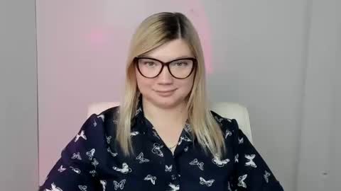 Snapshot of molly_moree chatting on 8, 10, 2025 Molly online show from 8, 10, 2025