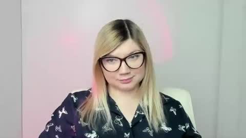 Snapshot of molly_moree chatting on 20, 10, 2025 Molly online show from 20, 10, 2025