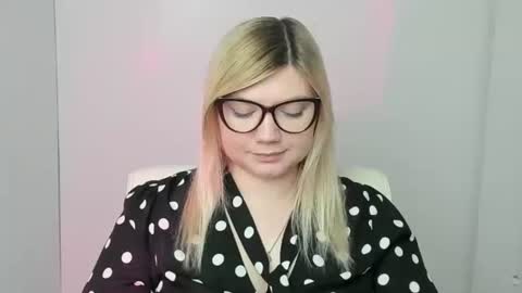 Snapshot of molly_moree chatting on 27, 10, 2025 Molly online show from 27, 10, 2025