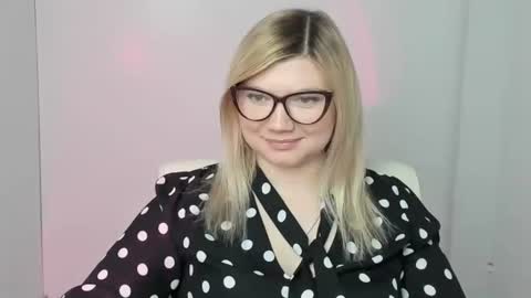 Snapshot of molly_moree chatting on 3, 11, 2025 Molly online show from 3, 11, 2025