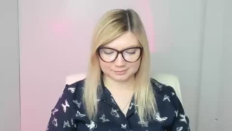 Snapshot of molly_moree chatting on 4, 11, 2025 Molly online show from 4, 11, 2025