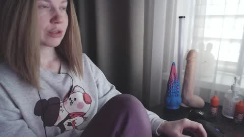 I have new photos come and see with love Molly online show from 2, 2, 2025